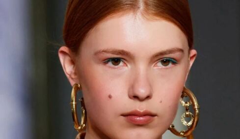 Το τρικ με τη μάσκαρα να κάνετε πιο fun ένα μακιγιάζ