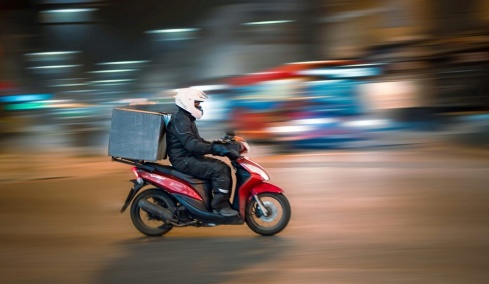 Προγραμματιστής στις ΗΠΑ παραιτήθηκε και αποκαλύπτει πώς οι εφαρμογές delivery «κλέβουν» οδηγούς και πελάτες