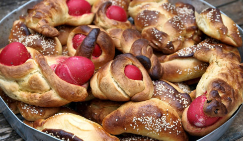 Τούρτες πασχαλινές, καλιτσούνια και μελιτίνια, ανάμεσα στα «θεριά» του Καρπαθίου πελάγους