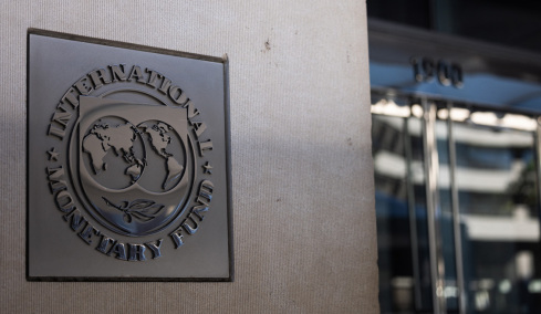 ΔΝΤ για Ελλάδα: Βλέπει επιβράδυνση της ανάπτυξης στο 1,8% το 2026 – Υποχώρηση του χρέους στο 110% έως το 2031