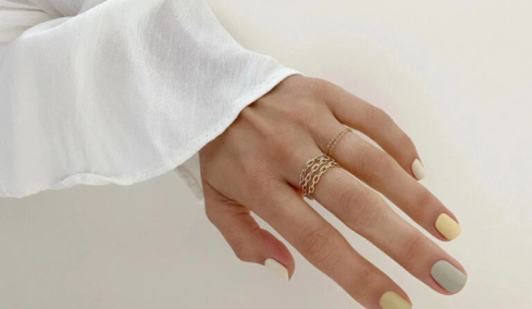 Sage Green: Η ιδανική απόχρωση για κάθε ανοιξιάτικο μανικιούρ