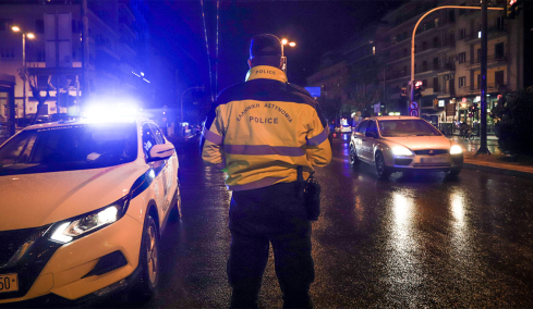 Απίθανος οδηγός: Του πήραν τις πινακίδες και μετά από 20 λεπτά έκανε... μόστρα σε περιπολικό