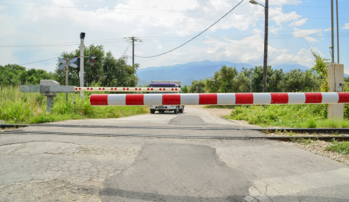 Θεσσαλονίκη: Οδηγός λεωφορείου αγνόησε τις κατεβασμένες μπάρες σε σιδηροδρομική διάβαση