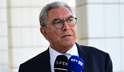 Καπερνάρος κατά Ρούτσι: «Προπηλάκισε τους δικηγόρους, περιφέρεται στην αίθουσα ως νταής»