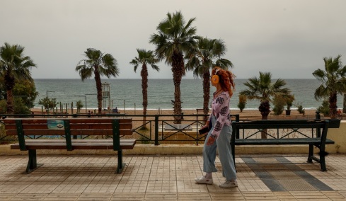 Διπρόσωπος ο καιρός του Σαββατοκύριακου: Λασποβροχές, θερμοκρασίες άνω των 20°C και αφρικανική σκόνη 