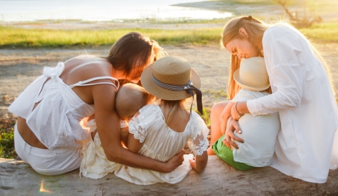 Συνταγματικός ο γάμος και η υιοθεσία από ομόφυλα ζευγάρια έκρινε το ΣτΕ, «δεν θίγονται οι παραδόσεις της Εκκλησίας»