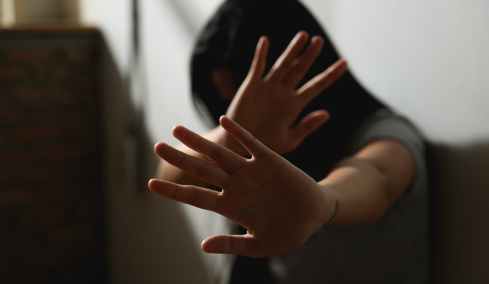 Εφιάλτης για 17χρονη στη Βρετανία: Αφγανός την προσέγγισε μέσω εφαρμογής και μαζί με ομοεθνείς του τη βίασαν κατ' εξακολούθηση 