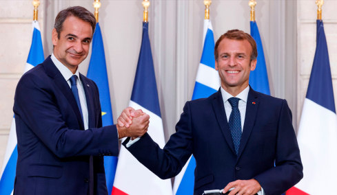 Bloomberg: Γαλλία και Ελλάδα ανανεώνουν την αμυντική συνεργασία και διευρύνουν τη διμερή τους σχέση