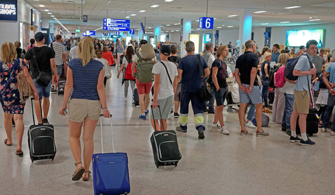 Χάος στον τουρισμό από τον πόλεμο στο Ιράν: Είναι η Ελλάδα μέσα στους προορισμούς που επιλέγουν οι Ευρωπαίοι;
