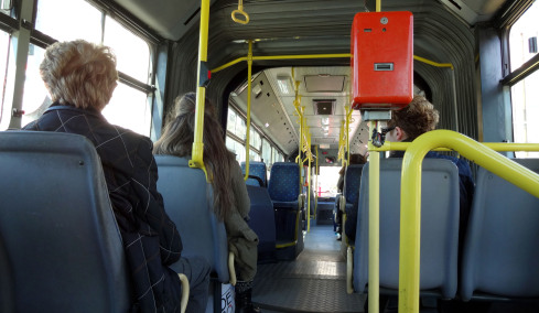 Συνελήφθησαν ρομά που προσπάθησαν να κλέψουν το κινητό 17χρονου μέσα σε λεωφορείο στην πλατεία Αττικής