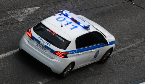 Σύλληψη 28χρονου στη Γλυφάδα για κατοχή ναρκωτικών, τα έκρυβε στον αεραγωγό του αυτοκινήτου 