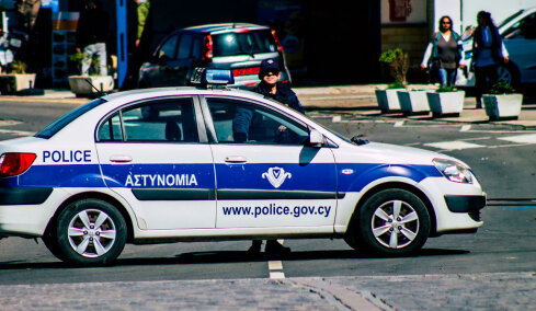 Πατέρας στην Κύπρο άφησε την 11χρονη κόρη του μόνη στο σπίτι και ταξίδεψε στην Αλβανία για έναν... ποδοσφαιρικό αγώνα