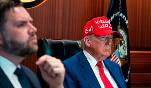 WSJ: Πώς κράτησαν τον οργισμένο Τραμπ έξω από αίθουσα επιχειρήσεων στον Λευκό Οίκο για την διάσωση των Αμερικανών πιλότων στο Ιράν