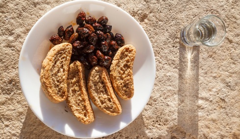 Γιατί πρέπει να τρώμε πάντα ελιές με παξιμάδι