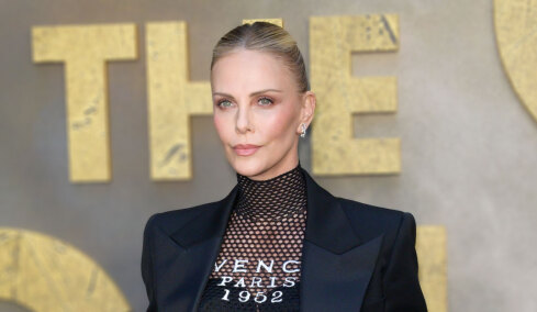 Η Σαρλίζ Θερόν περιέγραψε με κάθε λεπτομέρεια τη νύχτα που η μητέρα της σκότωσε τον πατέρα της για να τη σώσει