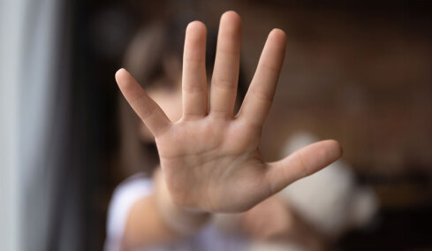 Θύμα απόπειρας βιασμού και ληστείας ανήλικη σε στάση λεωφορείου στην Πετρούπολη
