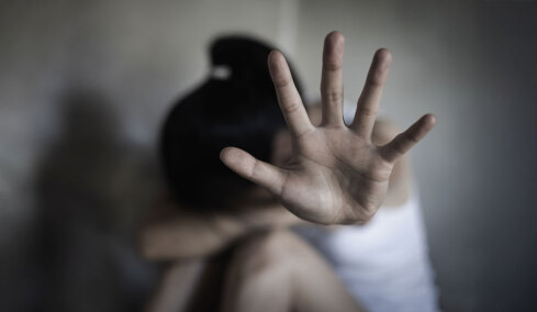 «Τον είχαμε στην οικογένειά μας κι εκείνος βίαζε την αδελφή μου» - Η κατάθεση ηθοποιού στη δίκη του συναδέλφου της και η παρουσία Λάνθιμου 