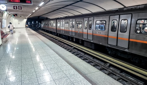 Νεκρός 65χρονος που έπεσε στις γραμμές του μετρό - Εκτός λειτουργίας η «κόκκινη» Γραμμή στο Σύνταγμα