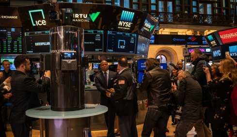 Έσπασε το φράγμα των 51.000 μονάδων ο Dow – Συνεχίστηκε η τριπλέτα των ρεκόρ για τους δείκτες

