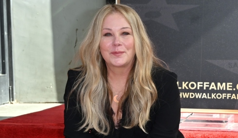 Η Κριστίνα Άπλγκεϊτ στο νέο της βιβλίο μιλά για τη σκλήρυνση κατά πλάκας, τις κακοποιητικές σχέσεις και την παιδική της ηλικία