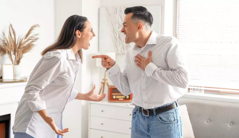 Σχέσεις: Οι δύο λέξεις που μπορούν να σταματήσουν ένα τσακωμό πριν ξεκινήσει