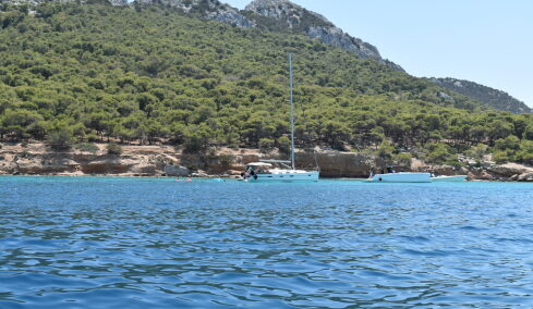Οι ειδυλλιακοί κολπίσκοι της νότιας Αίγινας  