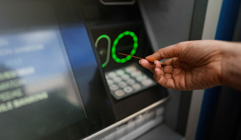 Αντίο στην πιστωτική κάρτα: Οι νέες μέθοδοι ανάληψης μετρητών από τα ΑΤΜ που φτάνουν στην Ευρώπη

