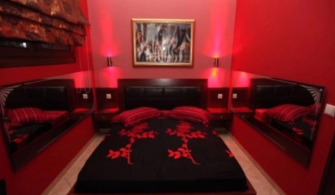 Ιδιοκτήτρια οίκου ανοχής αποκαλύπτει πώς οι απατημένες γυναίκες πιάνουν στα «πράσα» τους άπιστους συζύγους