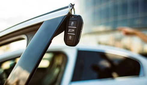 Ηλεκτρικό οι Αλβανοί, υβριδικό οι Ελληνες