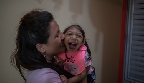 Μητέρες σοβαρά ανάπηρων παιδιών αποφάσισαν να συγκατοικήσουν και να τα μεγαλώσουν μαζί