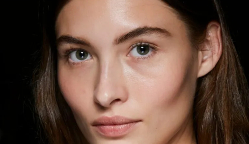 Το τρικ των makeup artists που μπορείτε να εφαρμόζετε όταν η επιδερμίδα σας δείχνει κουρασμένη και θαμπή
