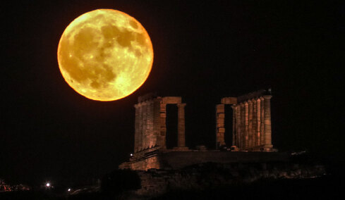 Αντίστροφη μέτρηση για την πανσέληνο του Αυγούστου: Πότε θα φωτίσει τον ουρανό το «φεγγάρι του Οξύρρυγχου»