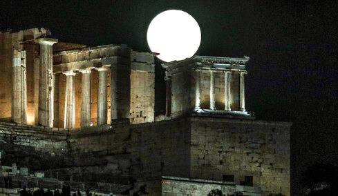 Εντυπωσιακές εικόνες από το «Φεγγάρι της Φράουλας», εκατοντάδες Αθηναίοι και τουρίστες στο Θησείο για ένα «κλικ», βίντεο