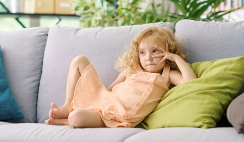 Γονείς: Πόσο να μας ανησυχήσει το παιδί που «βαριέται»; Ο ειδικός απαντά