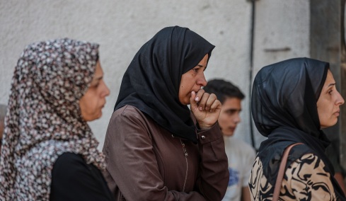 Γάζα: «Κόβω ρούχα σε λωρίδες και τα κάνω σερβιέτες για την κόρη μου»