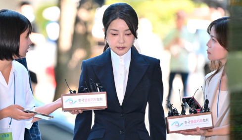 Η πρώην Πρώτη Κυρία της Νότιας Κορέας κατηγορείται ότι πήρε δώρα αξίας 200.000 δολαρίων και αναμίχθηκε σε κρατικές υπόθεσεις