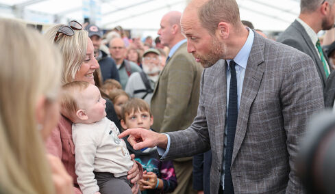 H συνάντηση ενός μωρού με τον πρίγκιπα William που έγινε viral (βίντεο)
