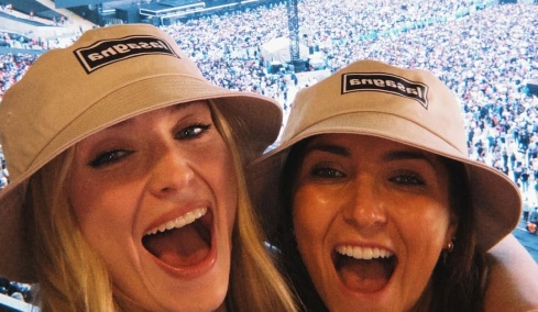 Σόφι Τέρνερ: Τι απάντησε όταν κάποιος σχολίασε πως «ξέχασε ότι έχει δύο παιδιά»
