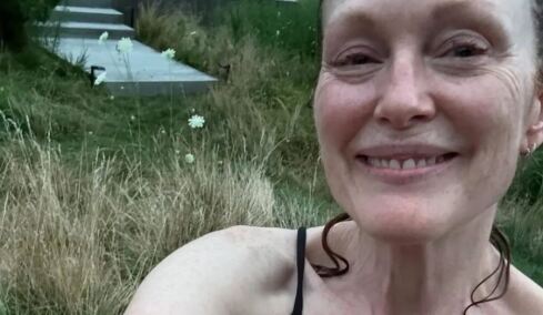 Τζούλιαν Μουρ: Ποζάρει χωρίς μακιγιάζ με μπικίνι και εντυπωσιάζει με τη φυσική της λάμψη
