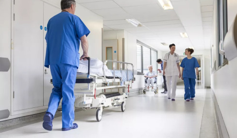 «Γεννηματάς» – Υποχώρηση ασανσέρ: Τι απαντά στον Άδωνι Γεωργιάδη η εργαζόμενη που ήταν εντός του ανελκυστήρα
