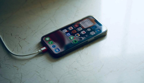 Τεχνολόγος προειδοποιεί τους χρήστες iPhone να μην φορτίζουν ποτέ τη συσκευή τους στο 100%