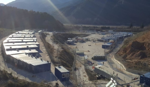 Εξέγερση στη Δομή Σιντικής στις Σέρρες: Πετροπόλεμος μεταναστών με την αστυνομία και φθορές στην περίφραξη
