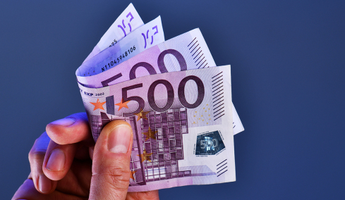Τι ισχύει σήμερα για τα 500ευρα: Πού τα δέχονται και τι να προσέχεις στην τράπεζα