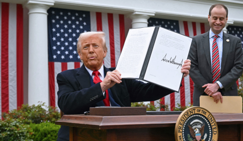 Ο Τραμπ «πάγωσε» για ένα χρόνο την αύξηση δασμών σε ορισμένα εισαγόμενα έπιπλα