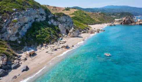 Το φαινόμενο των «ψεύτικων διακοπών»: Γιατί όλο και περισσότεροι λένε ψέματα για το πώς πέρασαν το καλοκαίρι τους