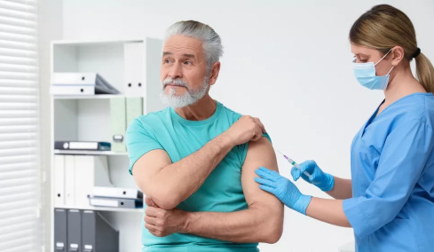Το εμβόλιο που καθυστερεί τη γήρανση στους 70χρονους – Τι κάνει στο ανοσοποιητικό σύστημα