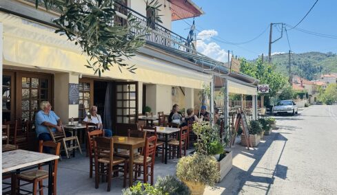 Ο 30χρονος που δίνει νέα πνοή στο ελληνικό καφενείο  