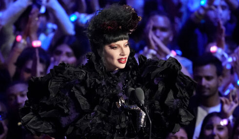 Lady Gaga: Χορευτής της έπεσε κάτω από τη σκηνή κατά τη διάρκεια συναυλίας της, δείτε βίντεο