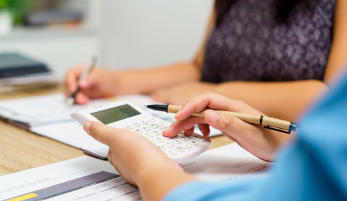 Διπλή ρύθμιση ανάσα για χιλιάδες επαγγελματίες και νοικοκυριά: Τέλος η «ομηρία» από χρέη