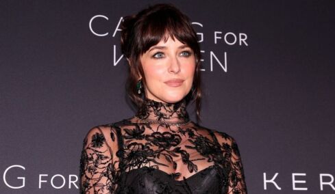 Ντακότα Τζόνσον: Ξανά ερωτευμένη μετά τον χωρισμό της με τον Κρις Μάρτιν, ποιος είναι ο 28χρονος μουσικός που έχει σχέση